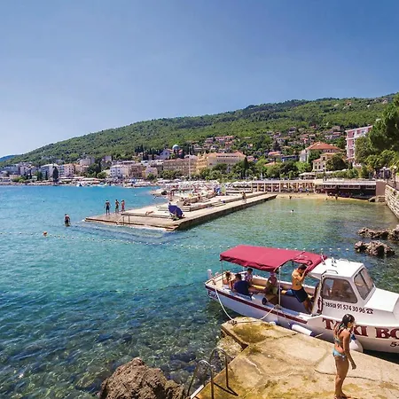 2 Bedroom Gorgeous In Appartement Mucici