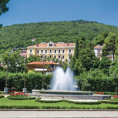 2 Bedroom Gorgeous In Appartement Mucici