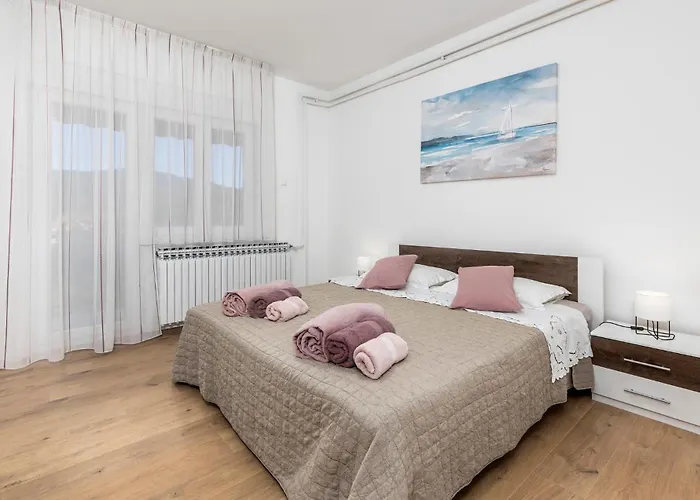 Apartament 2 Bedroom Beautiful In Mucici