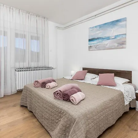 Apartmán 2 Bedroom Beautiful In Mucici