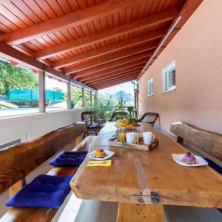 Apartment 2 Bedroom Gorgeous In *