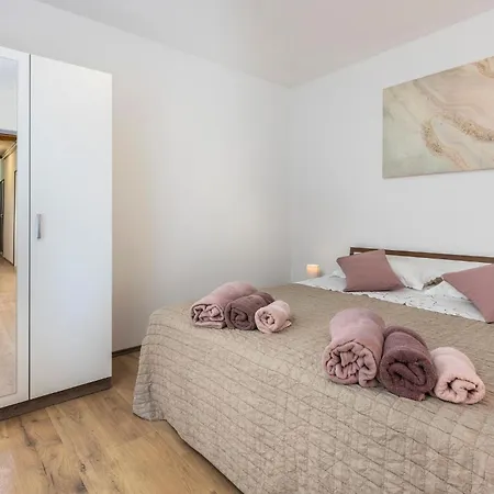 2 Bedroom Gorgeous In Mucici