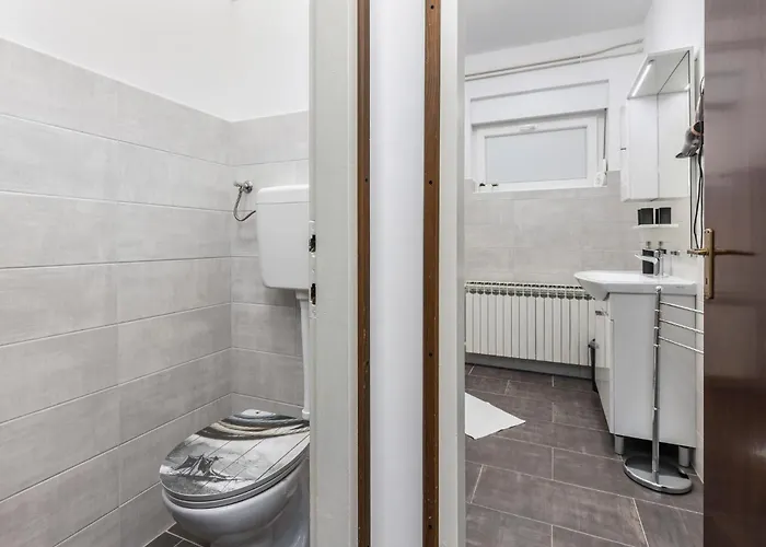 2 Bedroom Beautiful In Appartamento